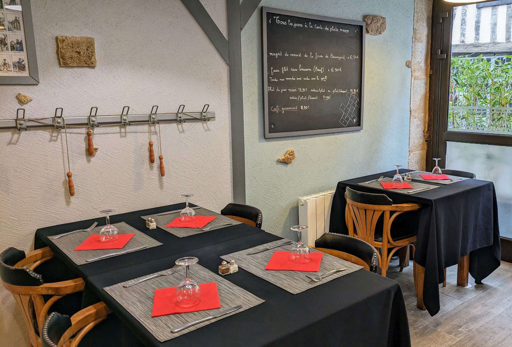 Une salle de restaurant chaleureuse, venez manger dans un cadre authentique.